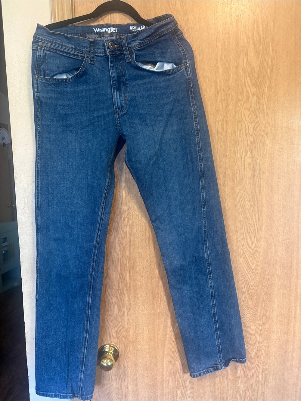 Wrangler Men’s Straight Leg Jeans in Deep Blue Wash